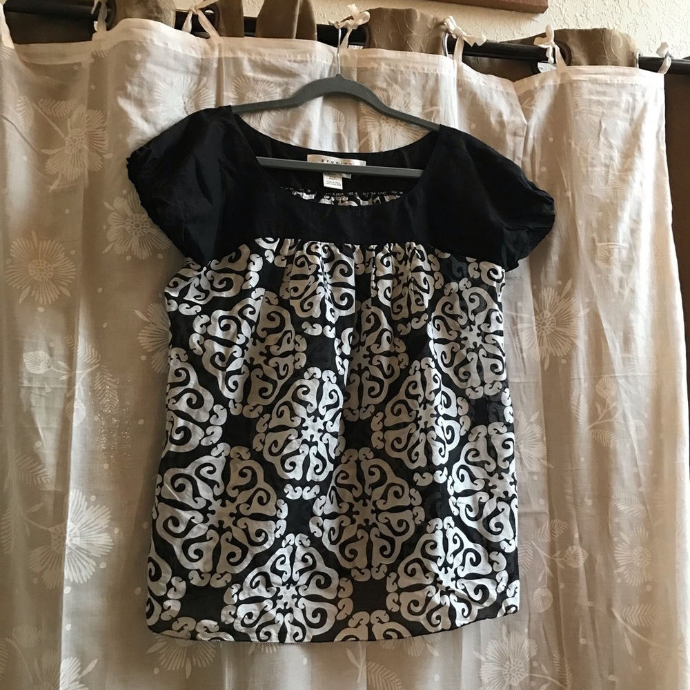 Lightweight black and cream top